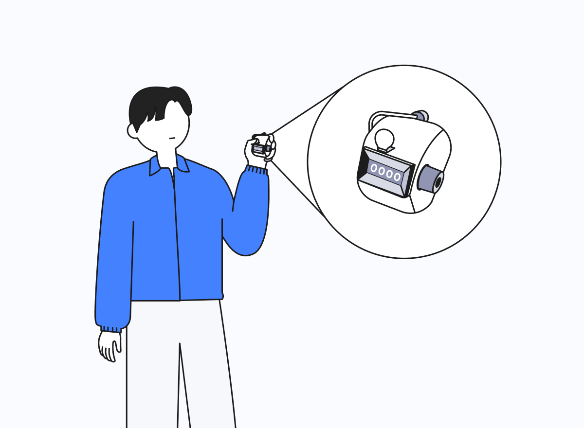 매장 스태프가 수동 계수기를 손에 들고 서 있다.