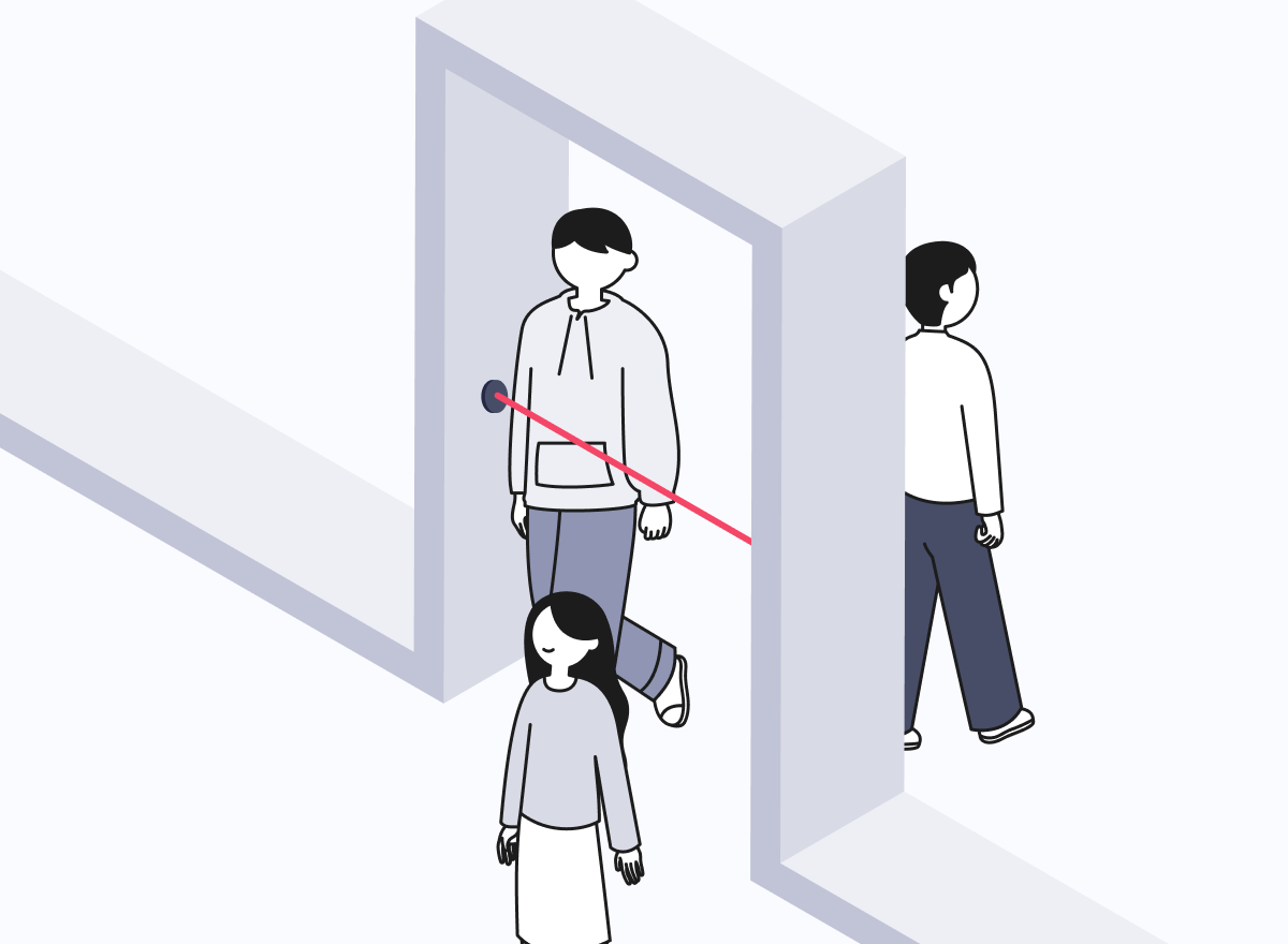 사람들이 매장 입구에 설치된 적외선 계수기를 통과하고 있다.