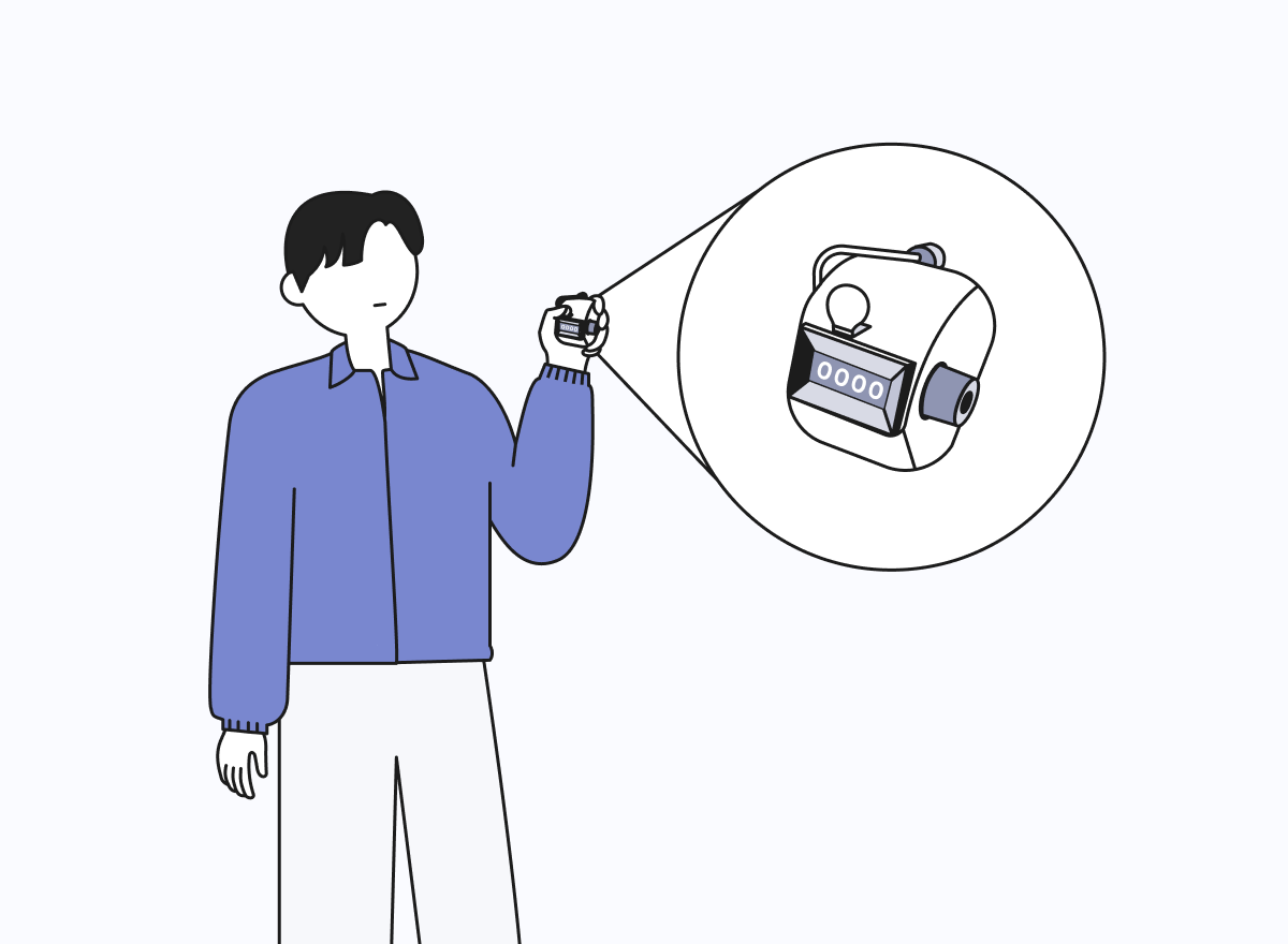 한 남성이 클릭형 수동 계수기를 활용해 매장 방문객 수를 세고 있다.