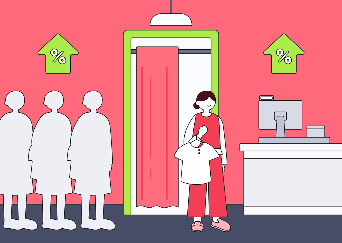 패션 매장 방문객이 피팅룸에서 나와 옷을 들고 계산대로 향하고 있다. 피팅룸 뒤에는 사람들이 줄을 서 있다. 이미지 양쪽 상단에는 위를 향하는 화살표가 하나씩 있고, 화살표에는 % 표시가 되어 있다.