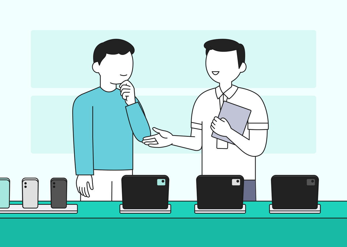 한 남성이 전자제품 매장의 태블릿PC 스마트폰 매대에서 매장 직원과 상담하고 있다.