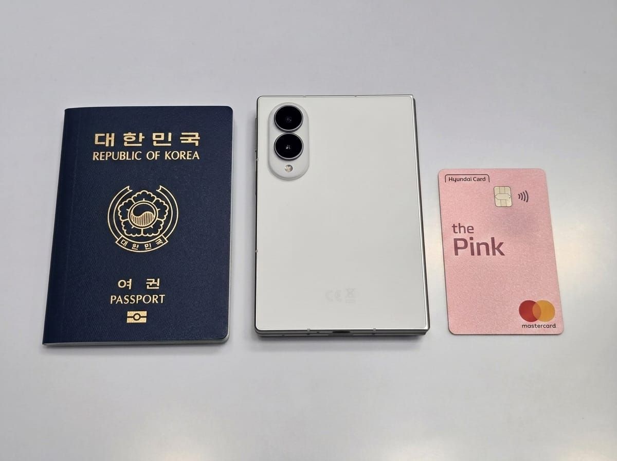갤럭시 Z 폴드8 와이드 여권 카드 비교