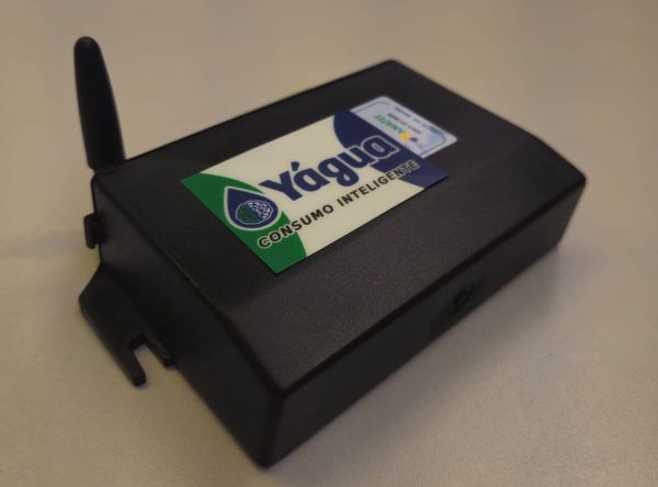 Como ocorre o monitoramento e a transmissão de dados de consumo hídrico?