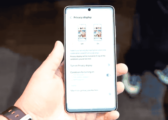 an animated GIF of a Samsung phone blurring the screen into darkness when the phone is tilted away from the owner's face.
