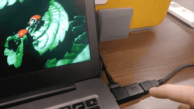 An animated GIF of a computer locking when the BusKill magnetic connectors are severed.