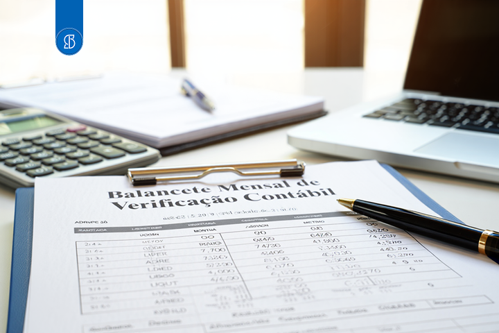 Foto com um Balancete mensal Contábil
