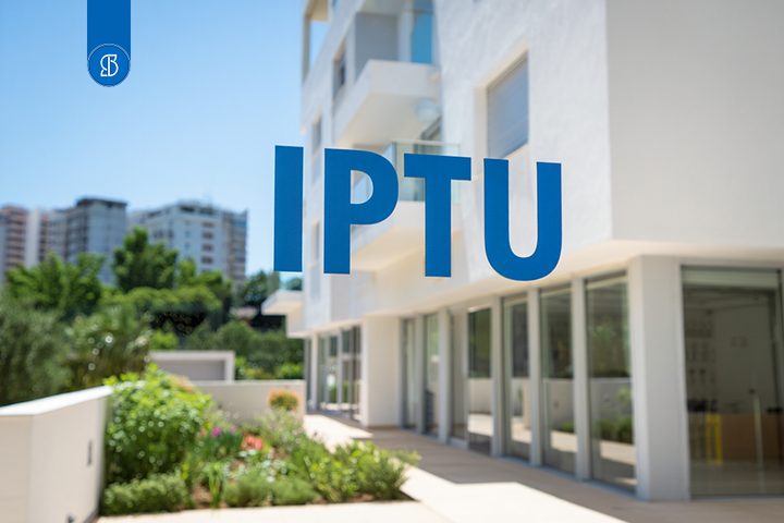 Imagem de edifício com o texto IPTU.