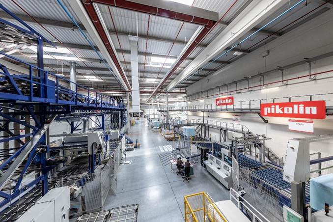 A large factory with lots of machinery

AI-generated content may be incorrect.