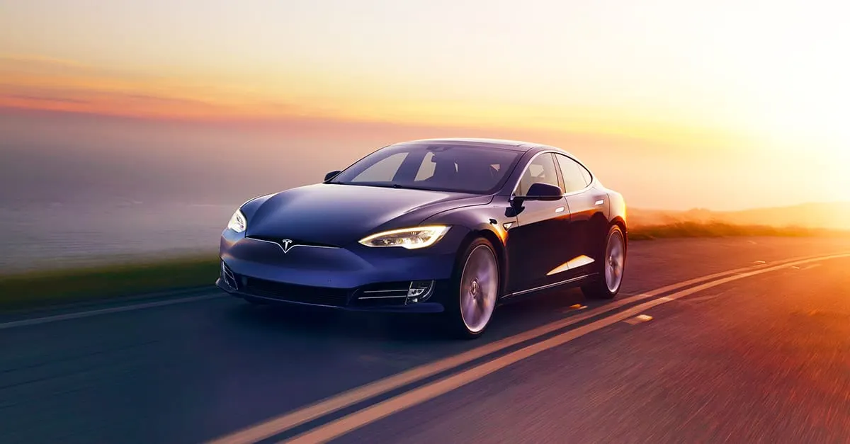 Tesla acelera sus ventas y rebasa a Mercedes Benz