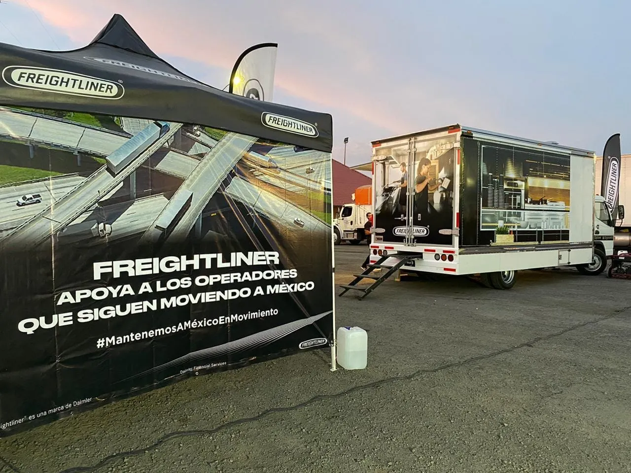 Freightliner entrega kits de apoyo para la contingencia a transportistas mexicanos