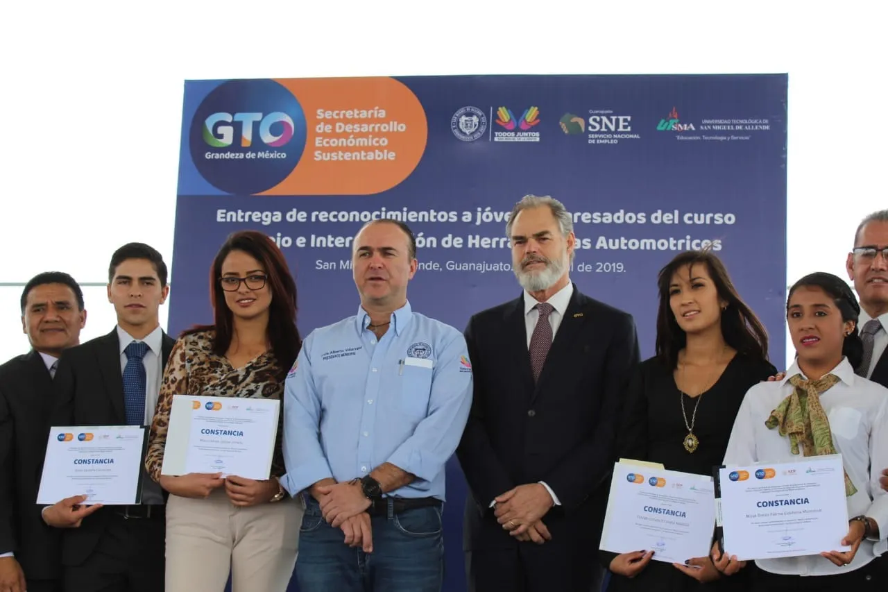 Concluyen curso de herramientas para el sector automotriz