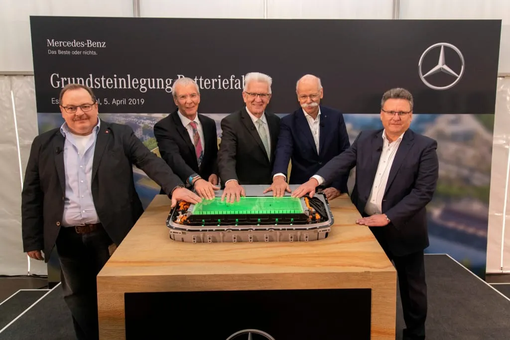 Mercedes Benz inicia construcción de otra planta de baterías