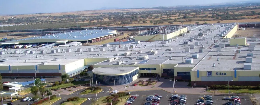 GM produce camionetas en México, pese a riesgo