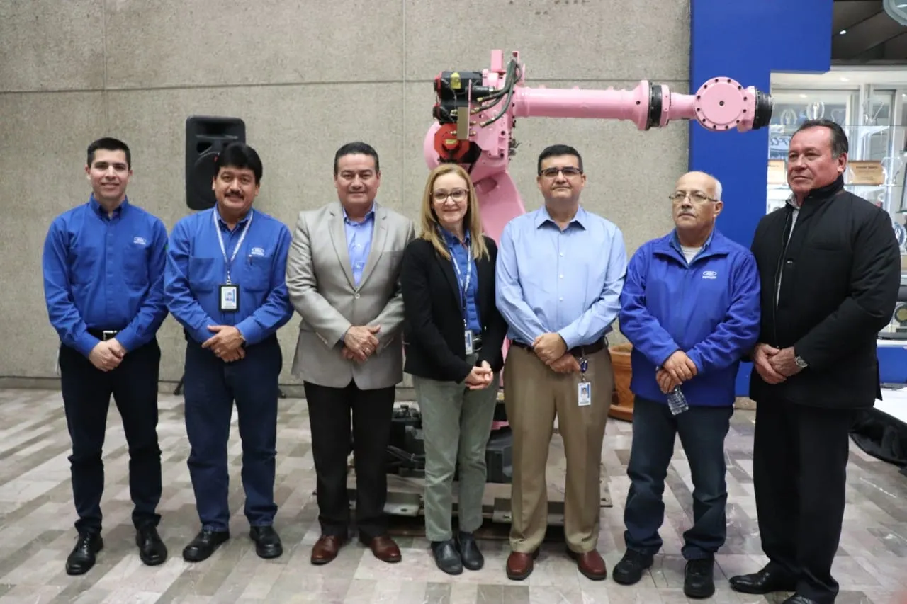 FORD en favor de la educación, dona robots de manufactura