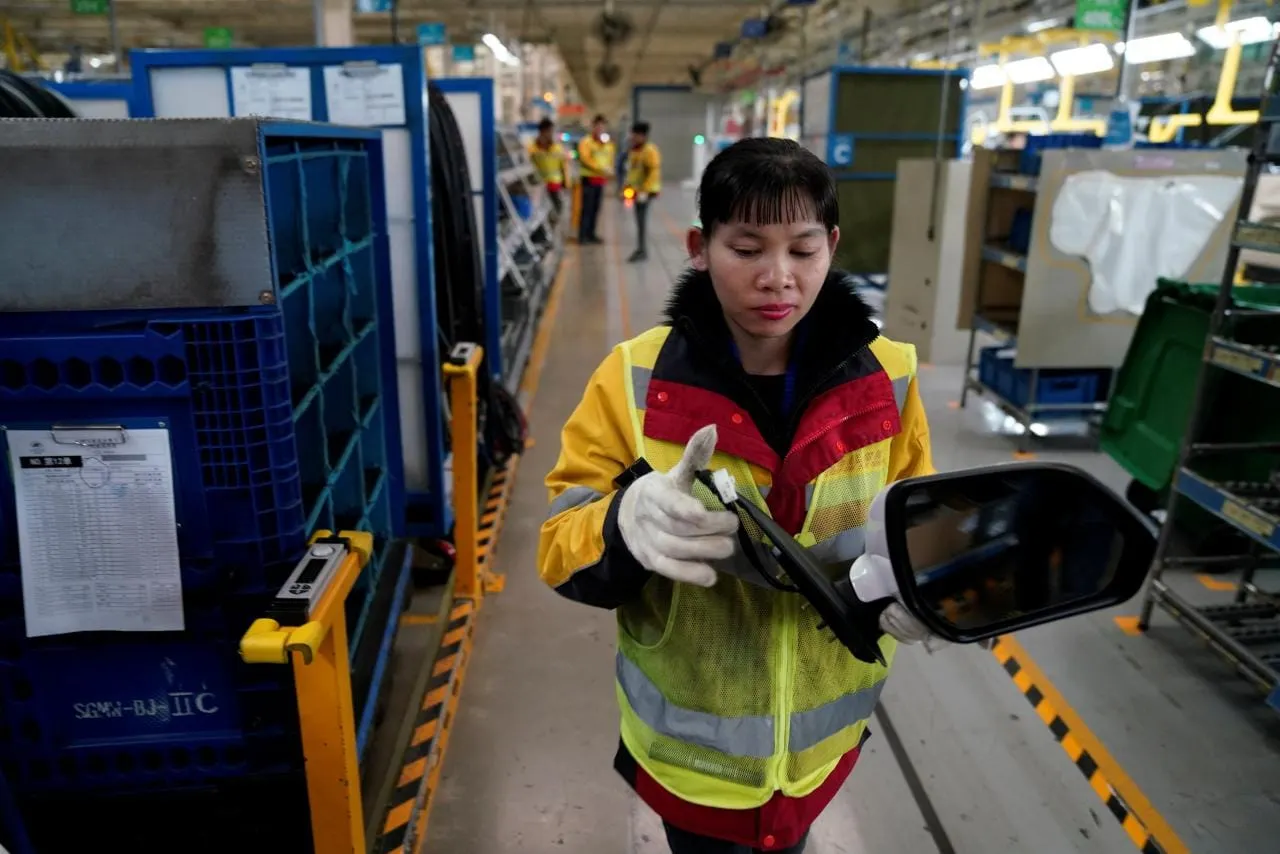 Empleados de GM y dhl trabajan en conjunto en planta de China