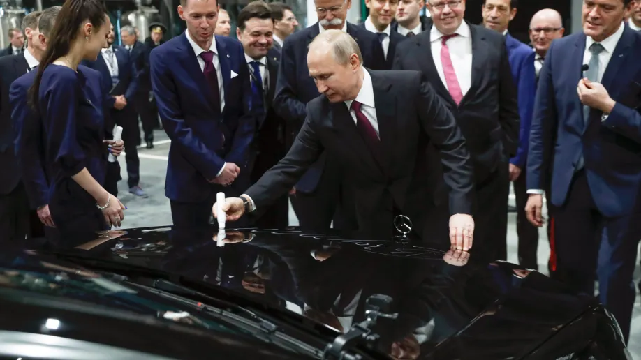 Putin inaugura planta de Mercedes Benz en Rusia