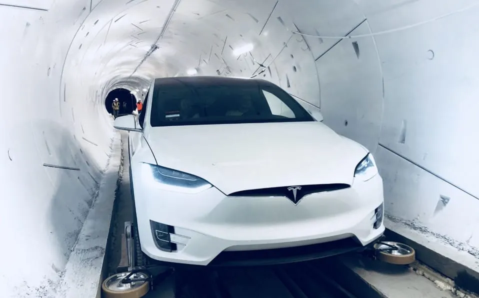 Elon Musk presenta túnel subterráneo de transporte