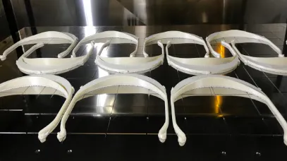 La coalición de Stratasys para producir protectores faciales