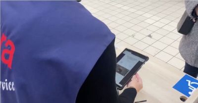 Comment Cora facilite l’accessibilité auprès de ses clients sourds et malentendants