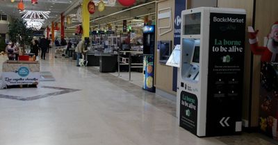 Chez Carrefour, une borne intelligente rachète et recycle les anciens téléphones