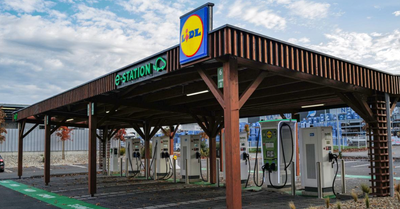Comment les bornes de voiture électriques envahissent les parkings de la grande distribution