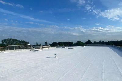 Brumisation et toiture blanche : le duo gagnant pour faire des économies d’énergie dans les supermarchés