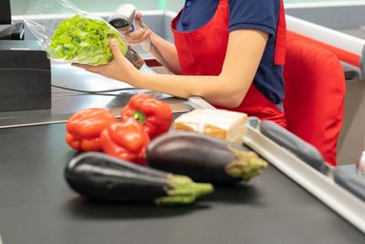 « Je suis caissière à bac+5 » : ces hôtesses qui ont fait le choix de la grande distribution... et d'y rester