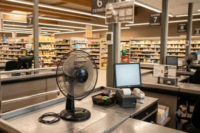 « Je rentre chez moi, je suis carrément KO. » : Voici la face cachée de la canicule en magasin