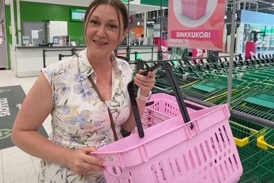 En Finlande, un panier rose au supermarché pour dire qu'on est célibataire