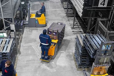 Comment les transpalettes électriques améliorent-ils la logistique en grande distribution ?
