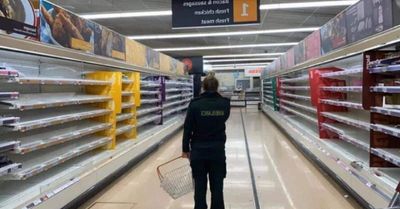 La scène émouvante d'un professionnel de santé au milieu de rayons vides