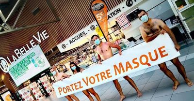 Ils se mettent à nu pour inciter les clients de la grande distribution à porter le masque (et c’est culotté !)