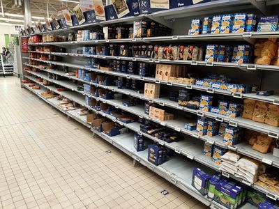 Rayons vides, caddies pleins et queue en caisse : comme une impression de déjà vu dans les magasins