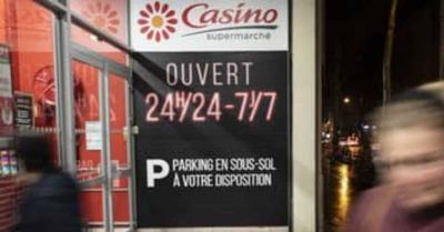 Devanture d'un magasin de grande distribution ouvert 24h/24 et 7j/7.