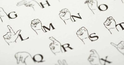 « Ça arrive que les vendeurs paniquent ! » : la place de la langue des signes en grande distribution