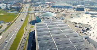 Toit du Leclerc Atlantis recouvert de panneaux solaires