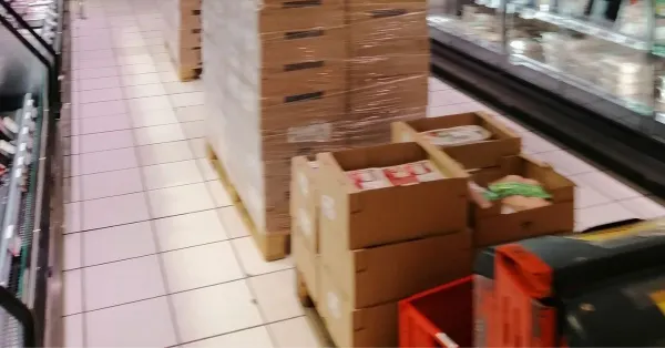 Mise en rayon de produits dans un magasin de grande distribution
