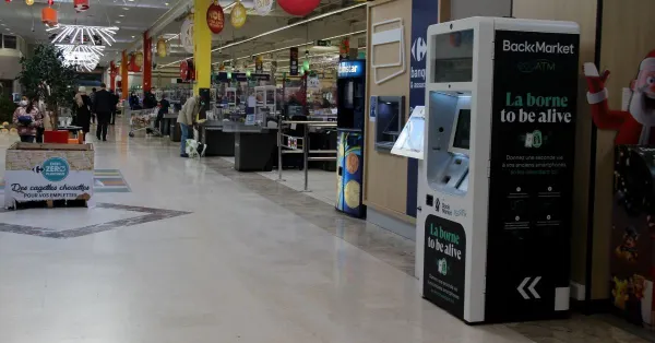 Chez Carrefour, une borne intelligente rachète et recycle les anciens téléphones