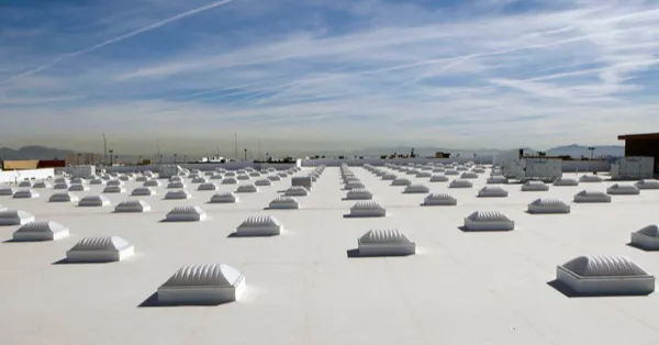 6 questions à se poser avant de se lancer dans le Cool Roofing (action de peindre ses toits en blanc)