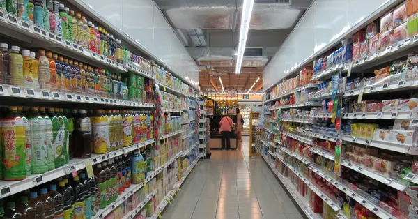 « Ça va être compliqué » : en magasin, on redoute de devoir travailler en grande distribution jusqu'à 65 ans