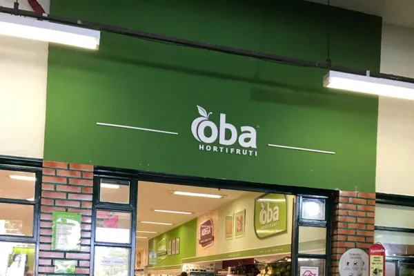 Devanture d'un magasin Oba Hortifruti