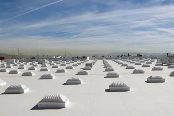 Cool roofing : ce que l'étude du CSTB change pour les toitures de magasins