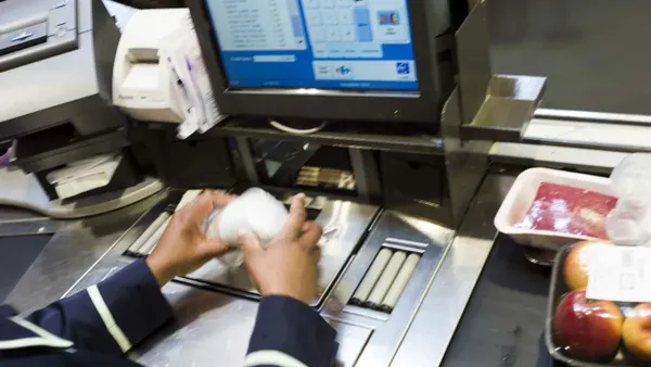 La vie d’une hôtesse de caisse… en GIF