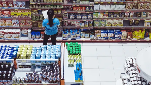 Employé de rayon dans un magasin de grande distribution