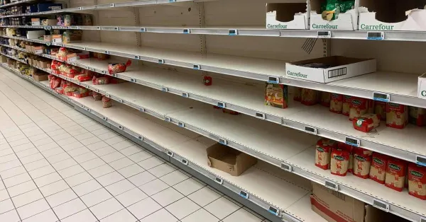 Par crainte du coronavirus, les rayons de la grande distribution continuent de se vider à grande vitesse