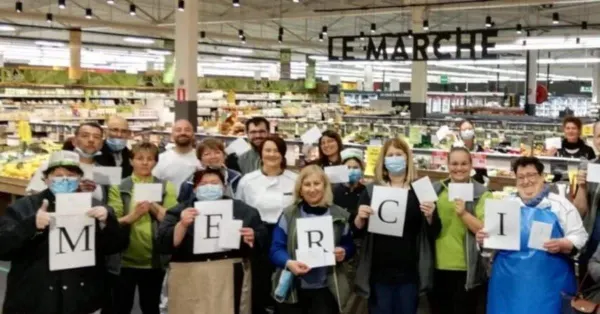 Quand une mystérieuse cliente fait un don de 2600€ aux salariés d’un supermarché