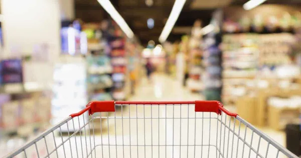 Un caddie dans un magasin de grande distribution.