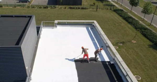 Comment les magasins réduisent leur facture énergétique en peignant leur toit en blanc