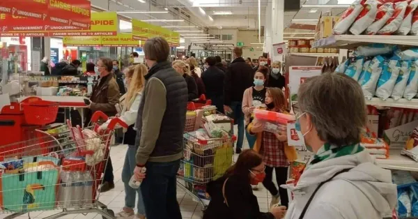 « Ça râle parce qu’il y a trop de monde » : les difficiles samedis de confinement en grande distribution