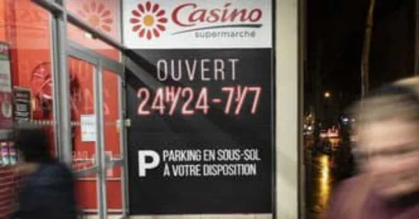 Devanture d'un magasin de grande distribution ouvert 24h/24 et 7j/7.